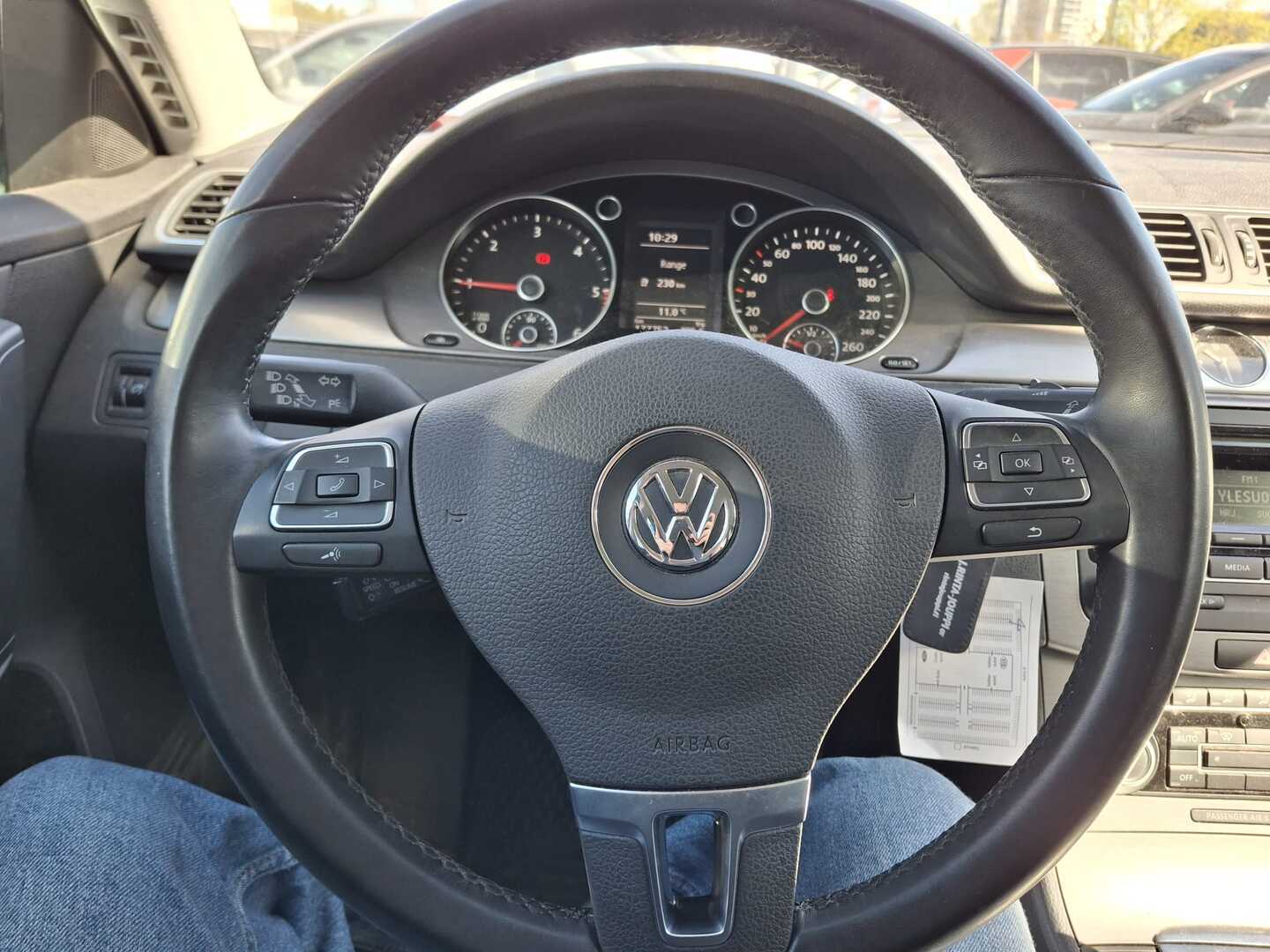 VOLKSWAGEN Passat 2011