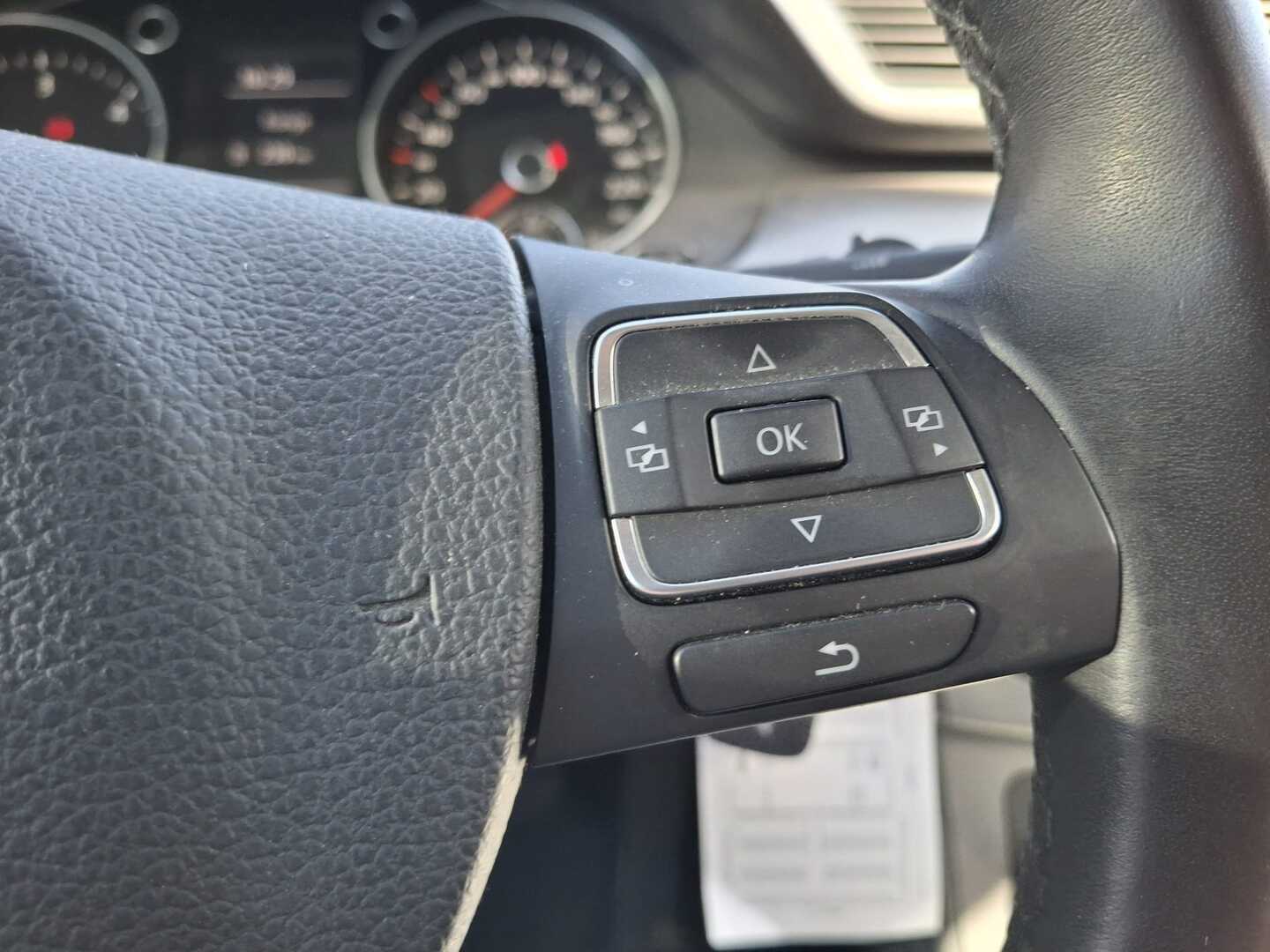 VOLKSWAGEN Passat 2011