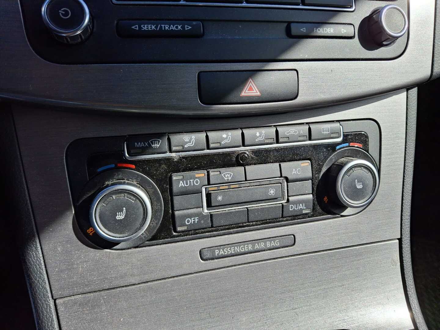 VOLKSWAGEN Passat 2011