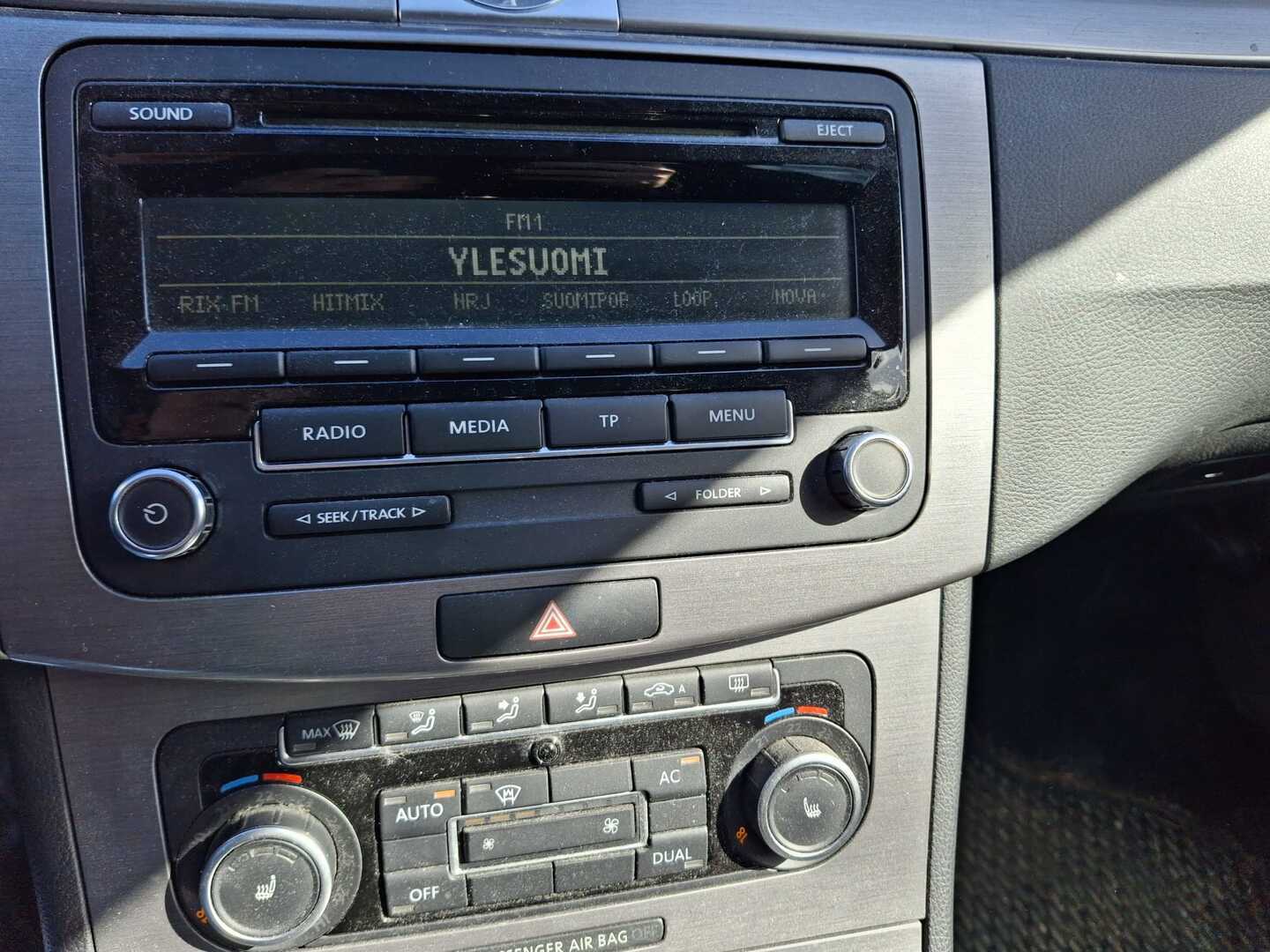 VOLKSWAGEN Passat 2011