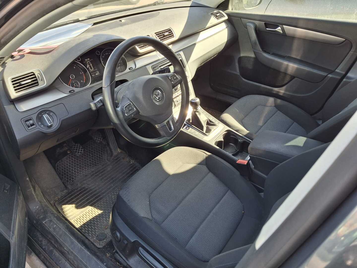 VOLKSWAGEN Passat 2011