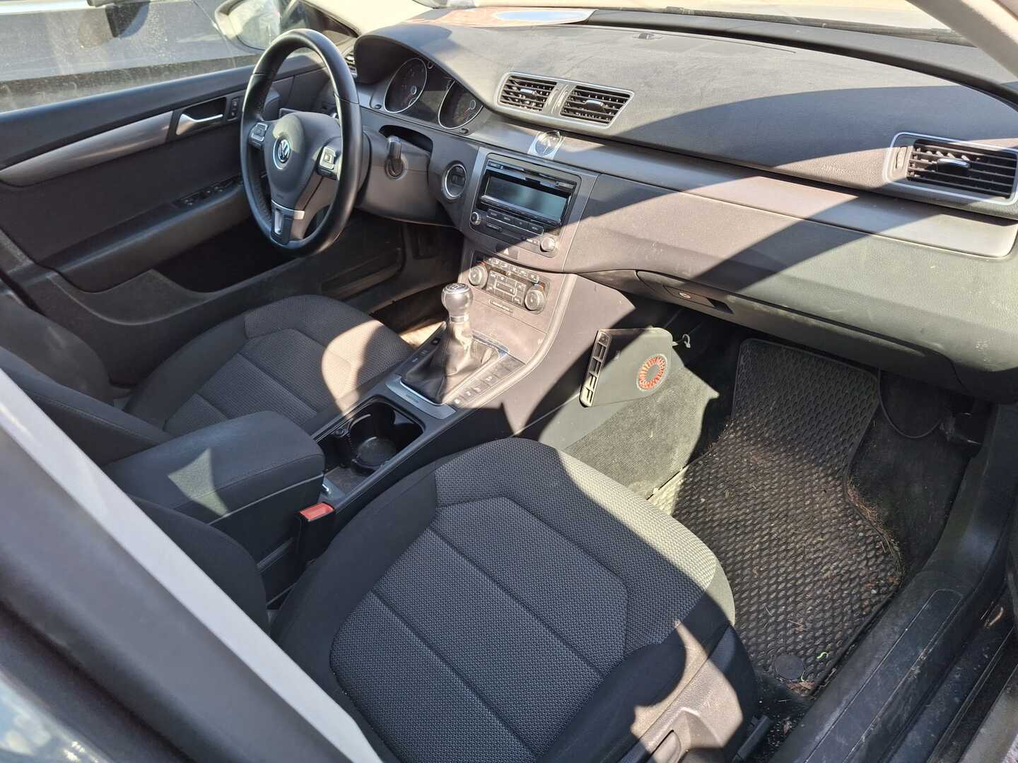 VOLKSWAGEN Passat 2011