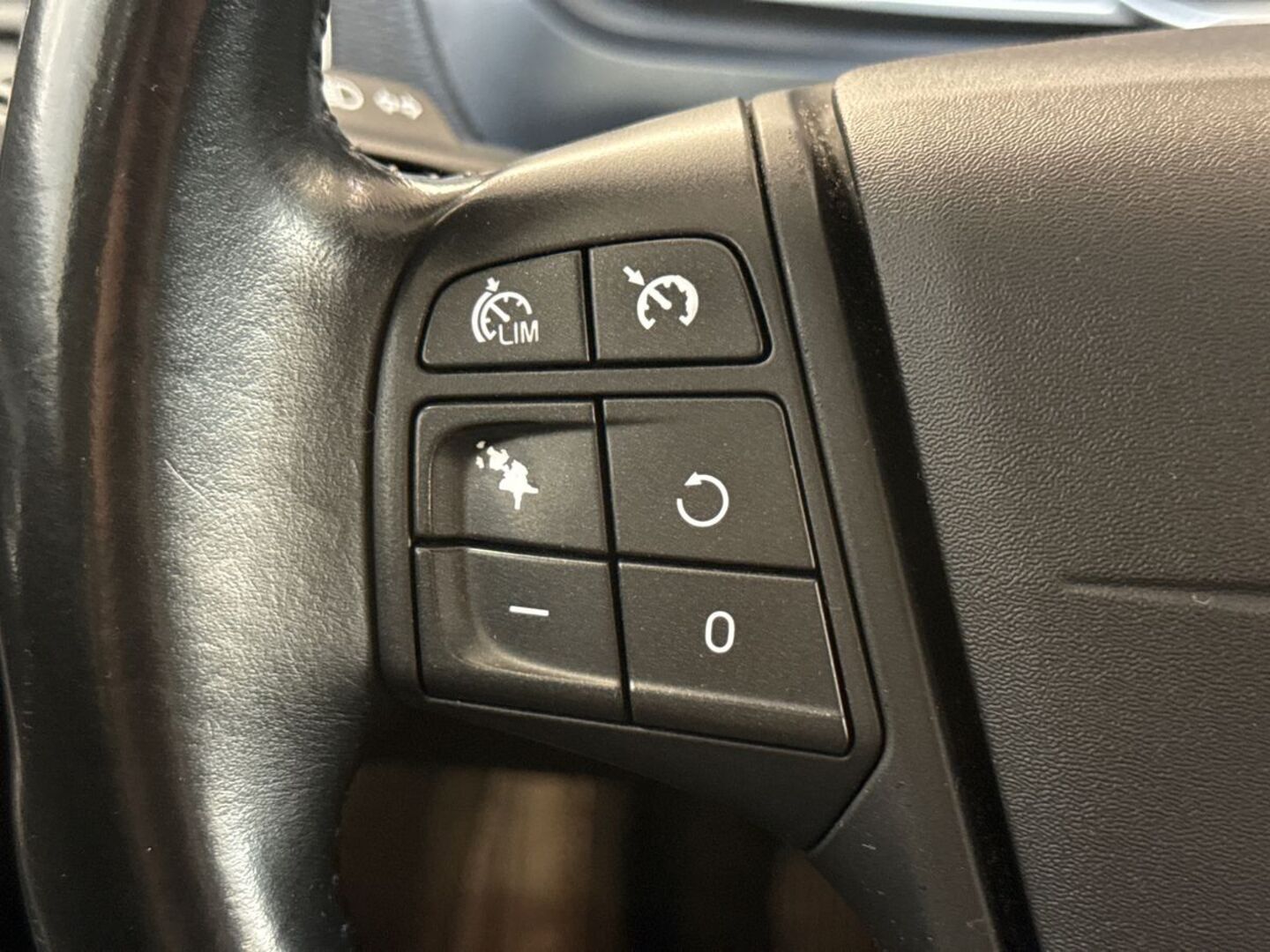 VOLVO V40 2014
