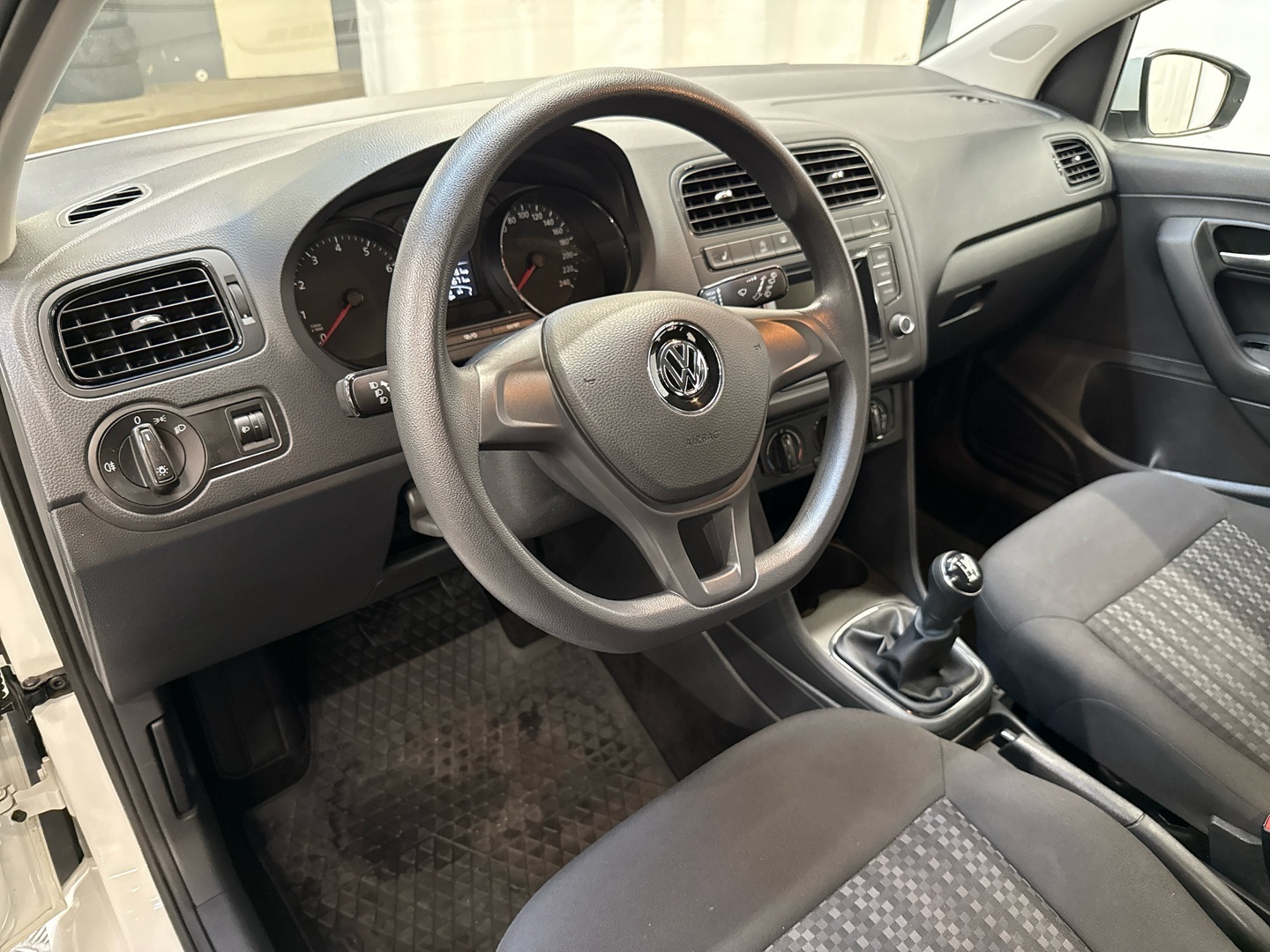 VOLKSWAGEN Polo 2015