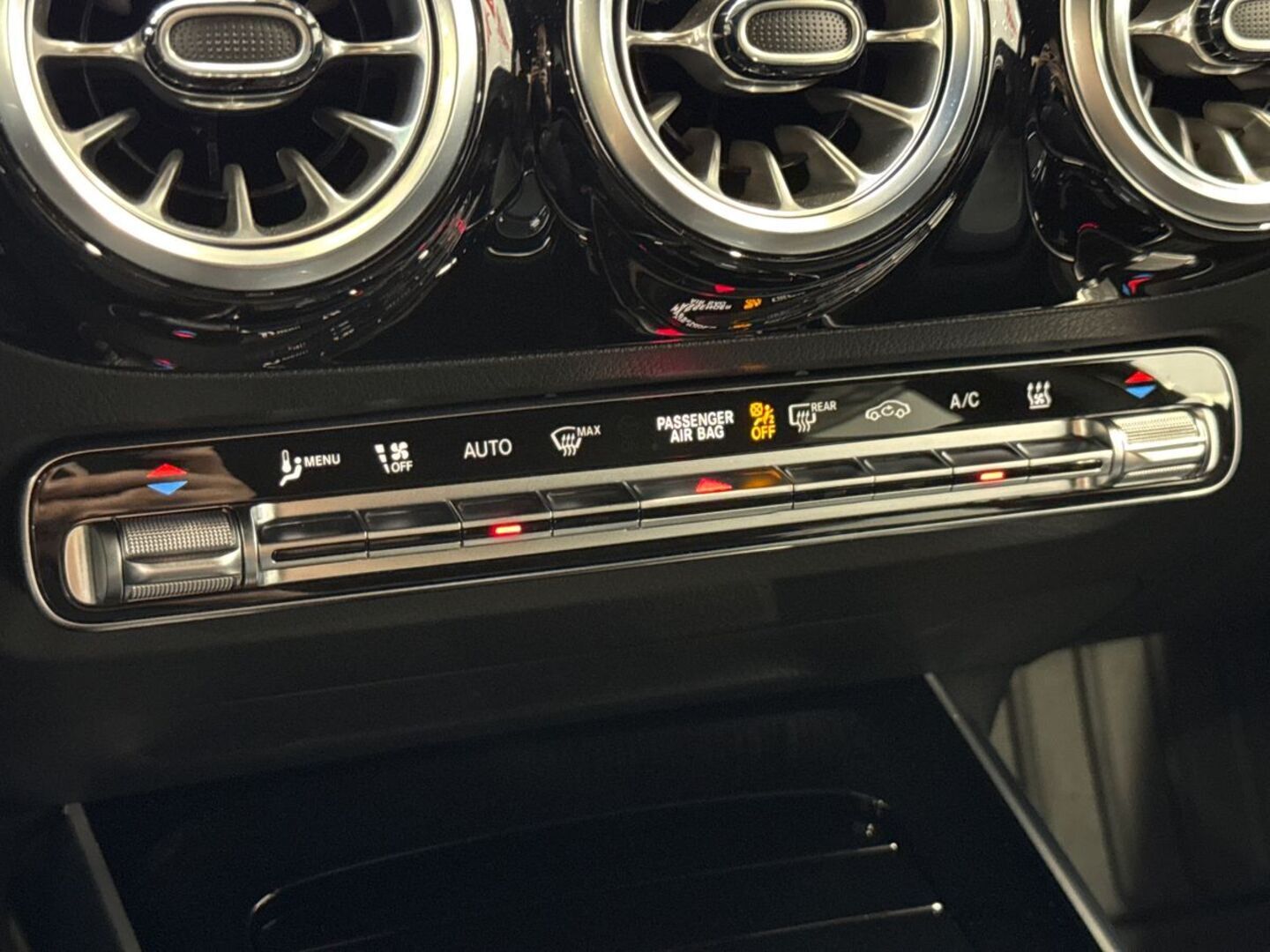MERCEDES-BENZ EQA 2024
