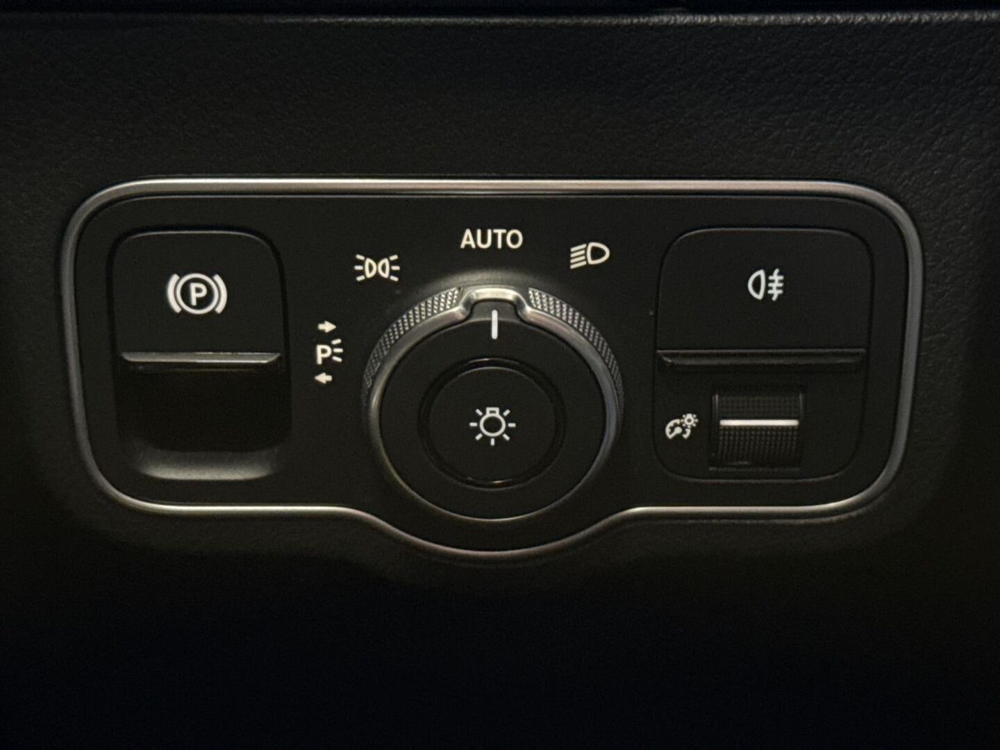 MERCEDES-BENZ EQA 2024