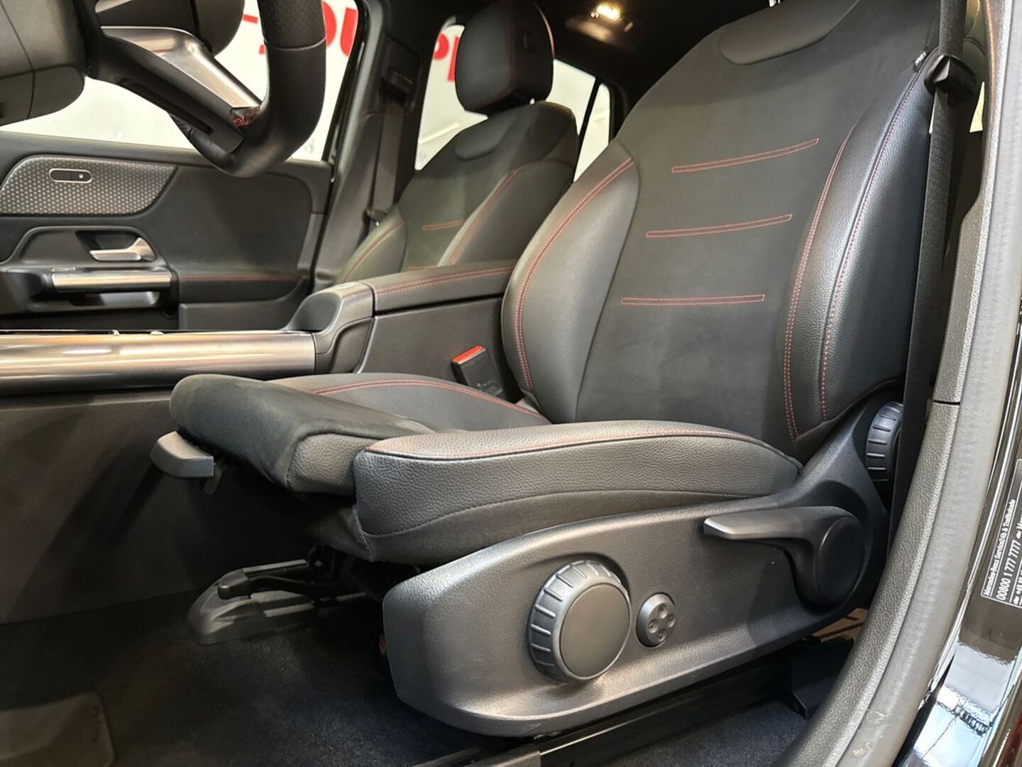 MERCEDES-BENZ EQA 2024