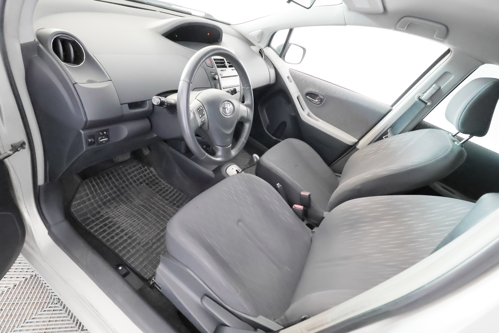 TOYOTA Yaris 2009