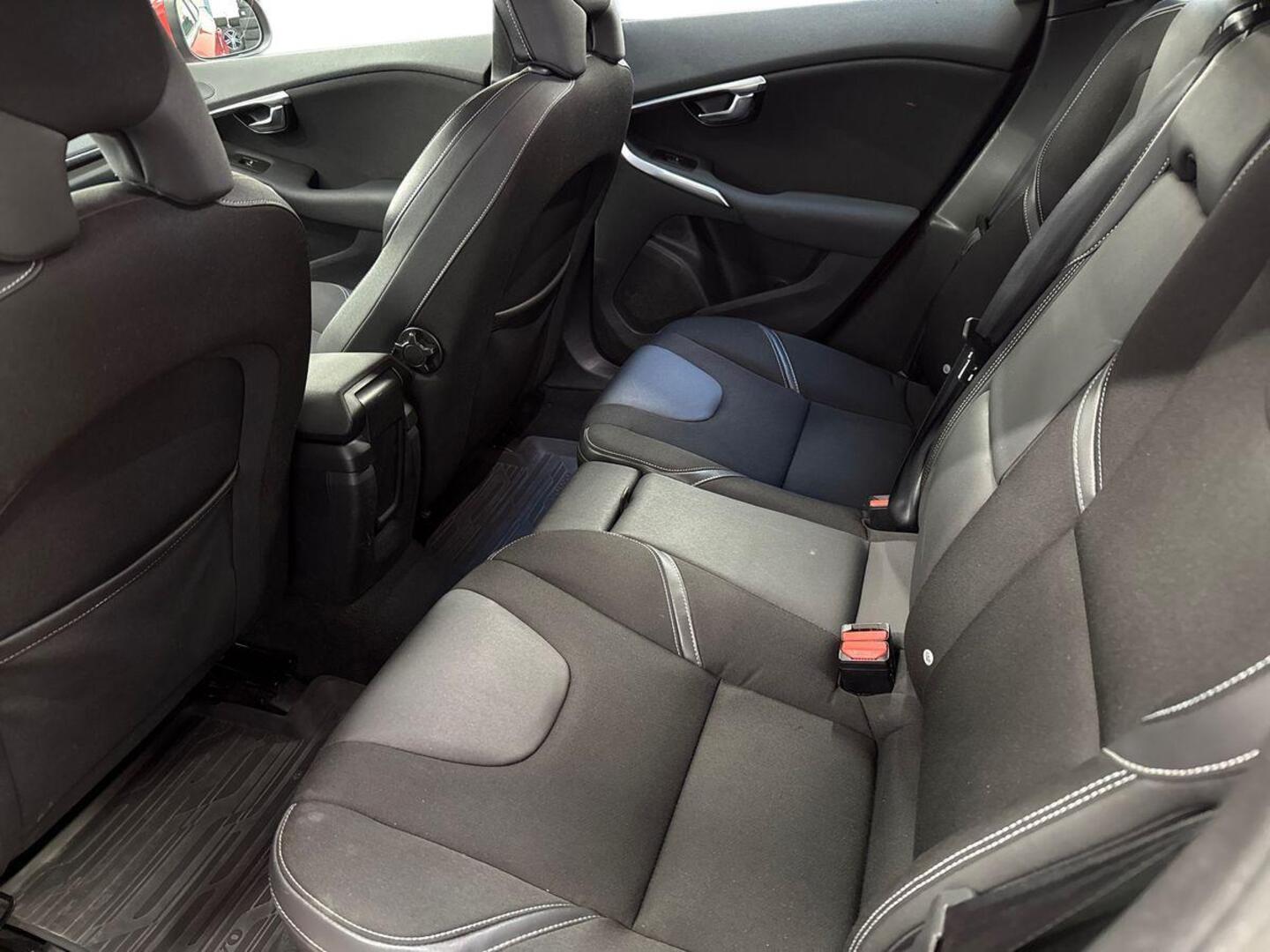 VOLVO V40 10