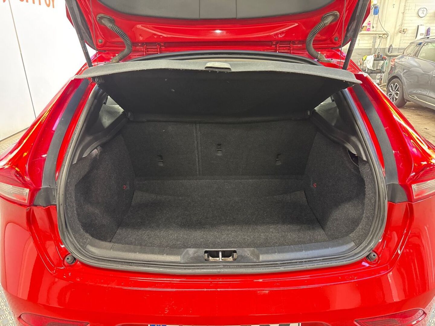 VOLVO V40 11