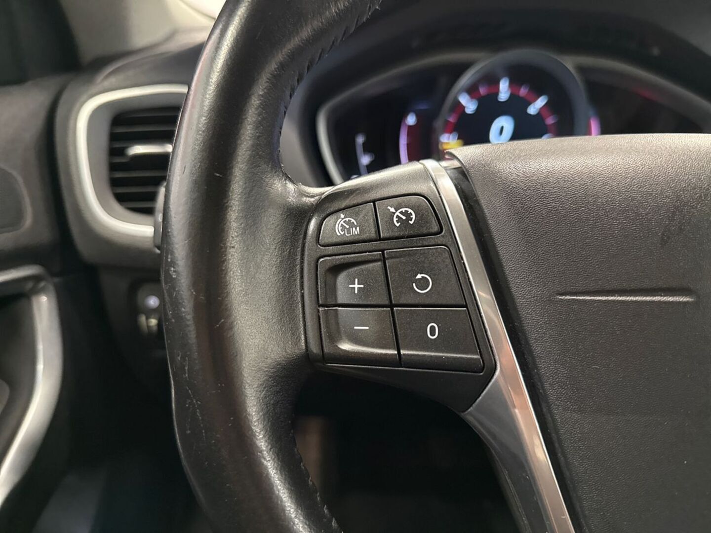 VOLVO V40 17