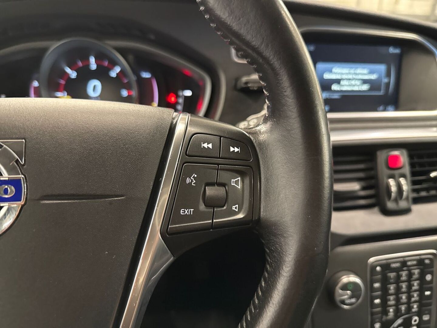 VOLVO V40 18
