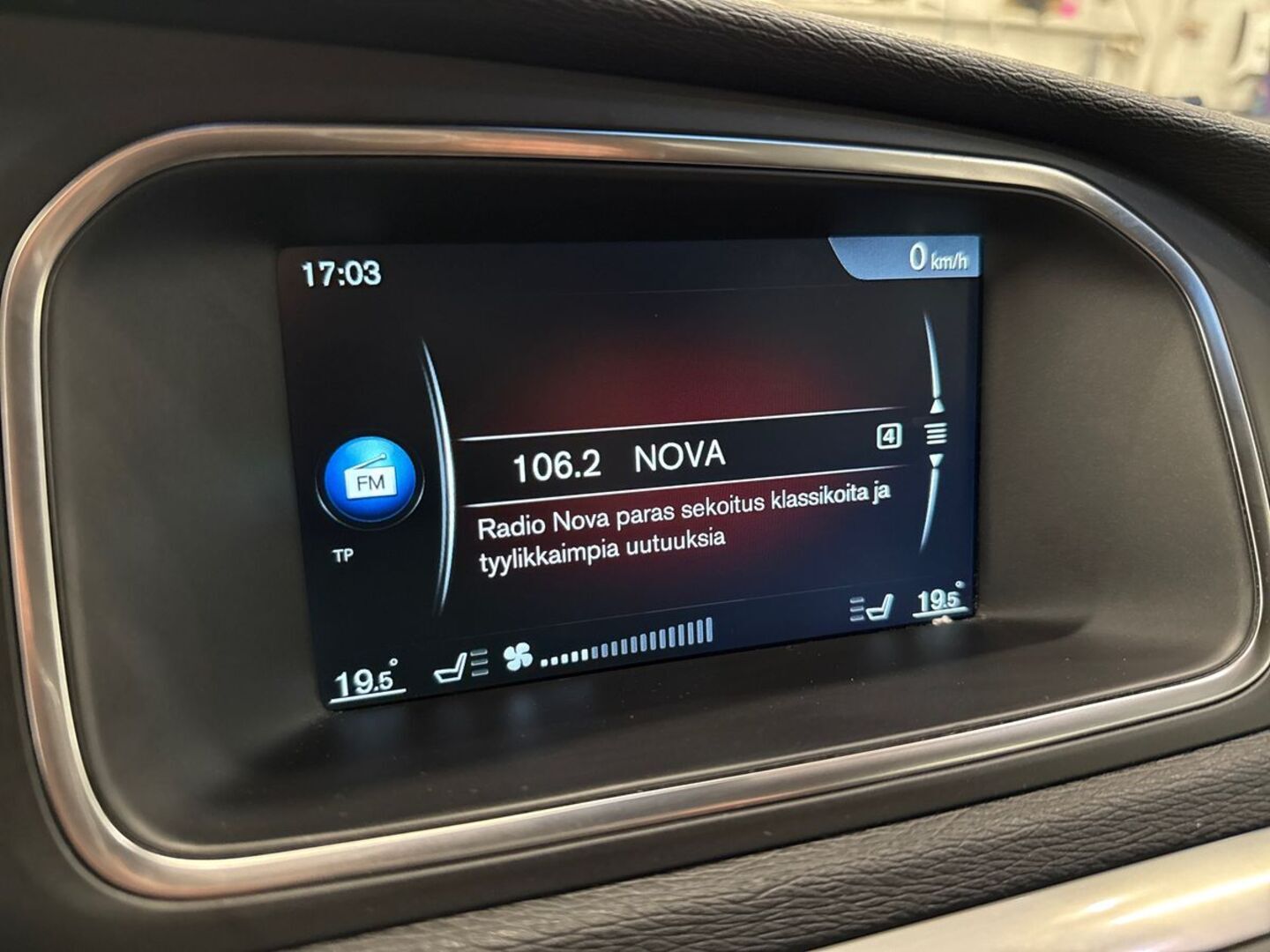 VOLVO V40 23