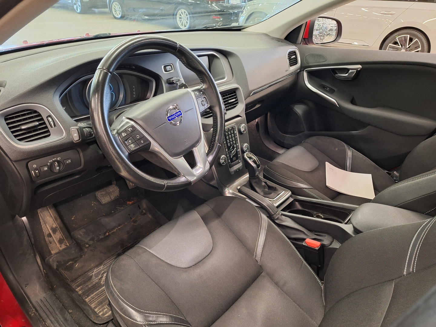 VOLVO V40 2016