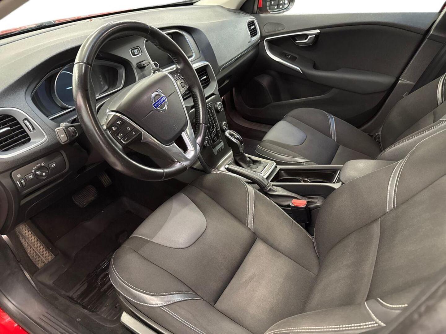 VOLVO V40 7