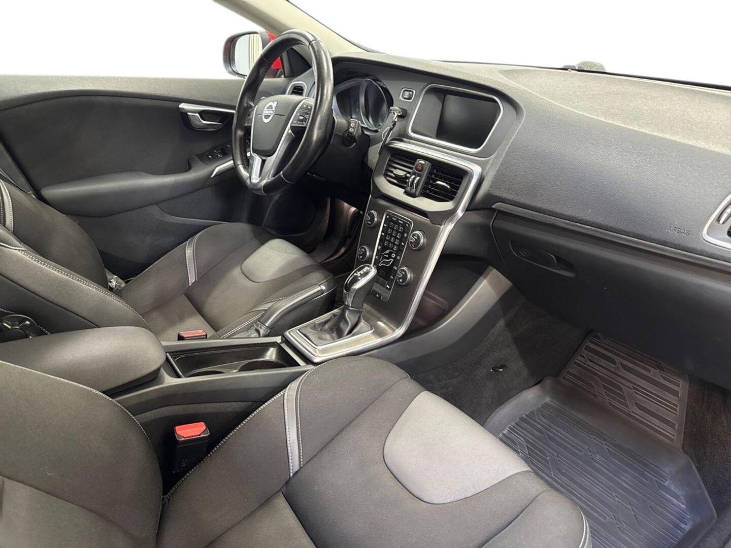 VOLVO V40 9