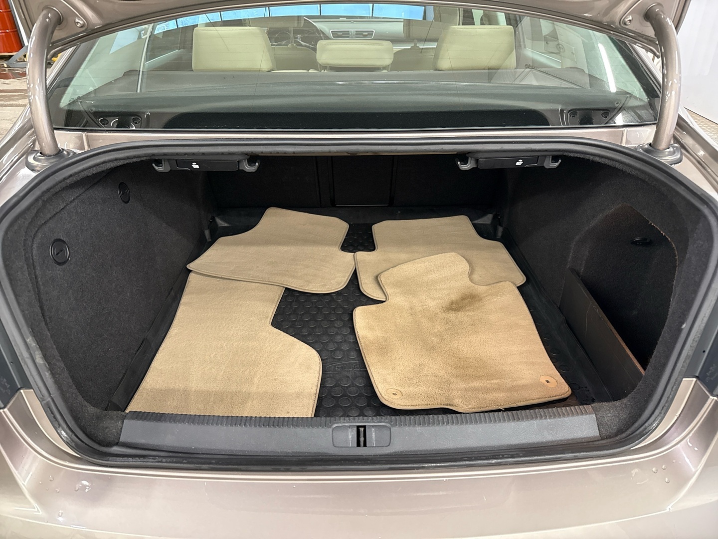 VOLKSWAGEN Passat 2011