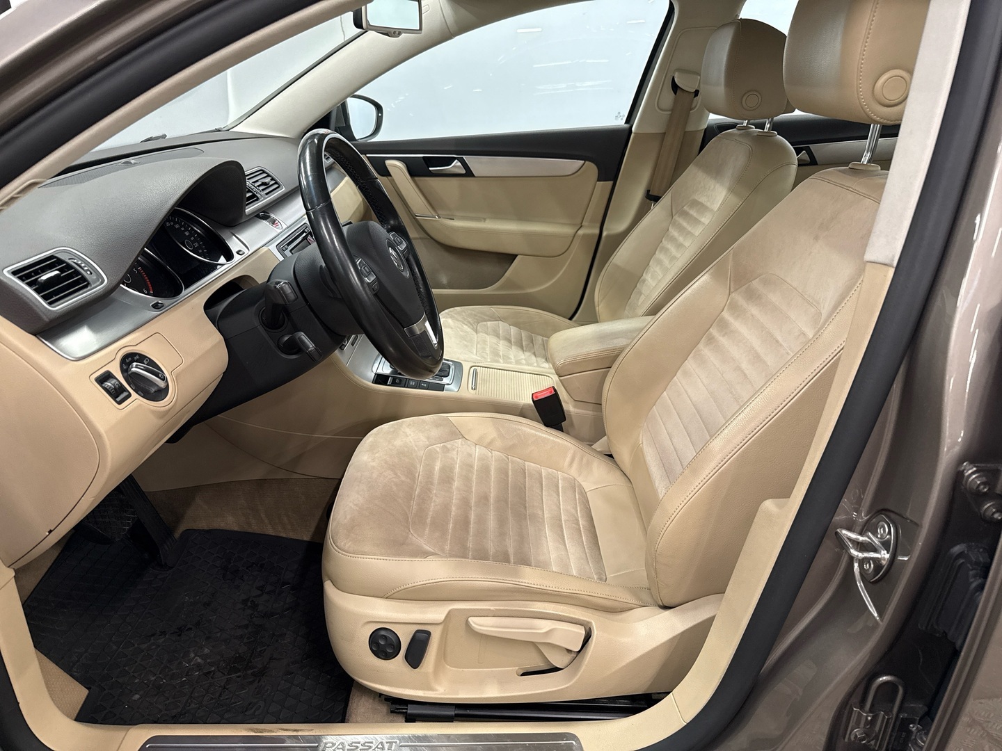 VOLKSWAGEN Passat 2011