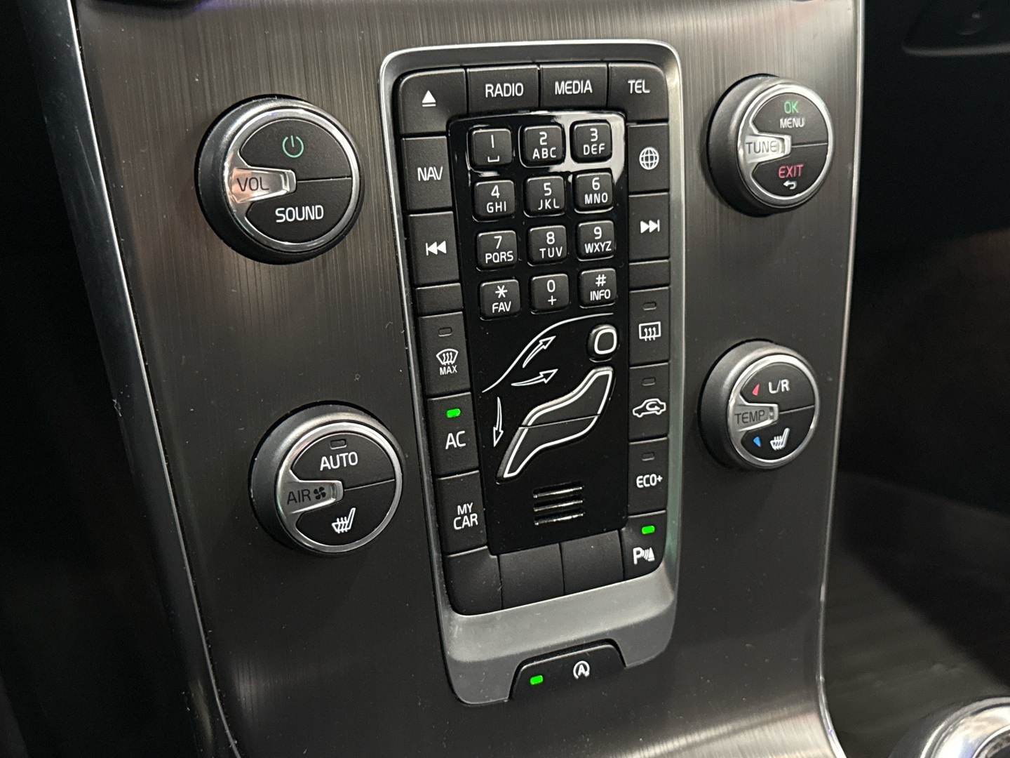 VOLVO V40 2016