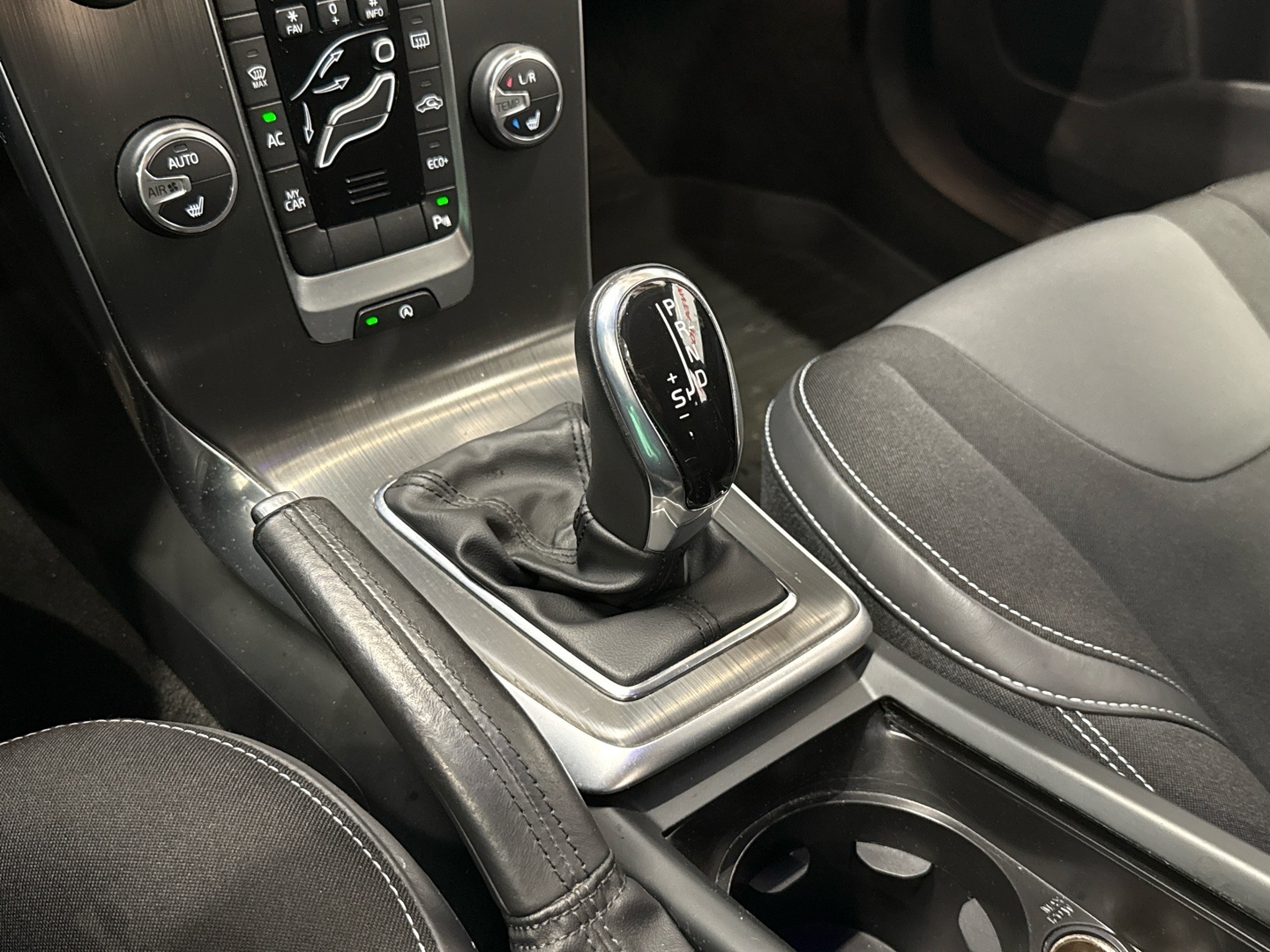 VOLVO V40 2016