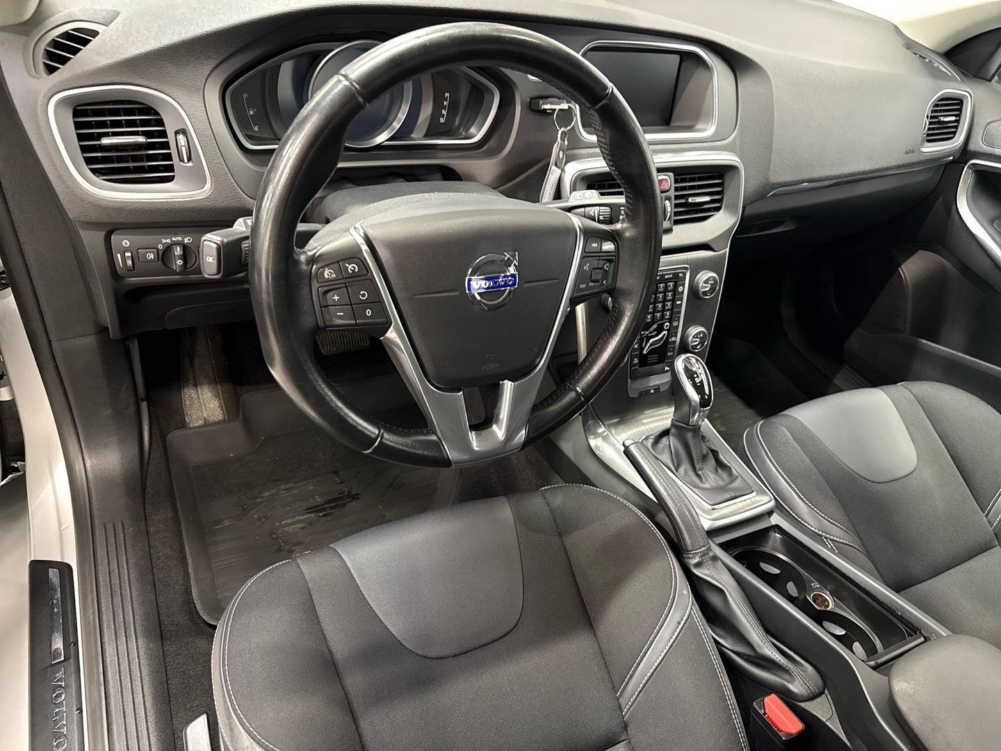 VOLVO V40 2016