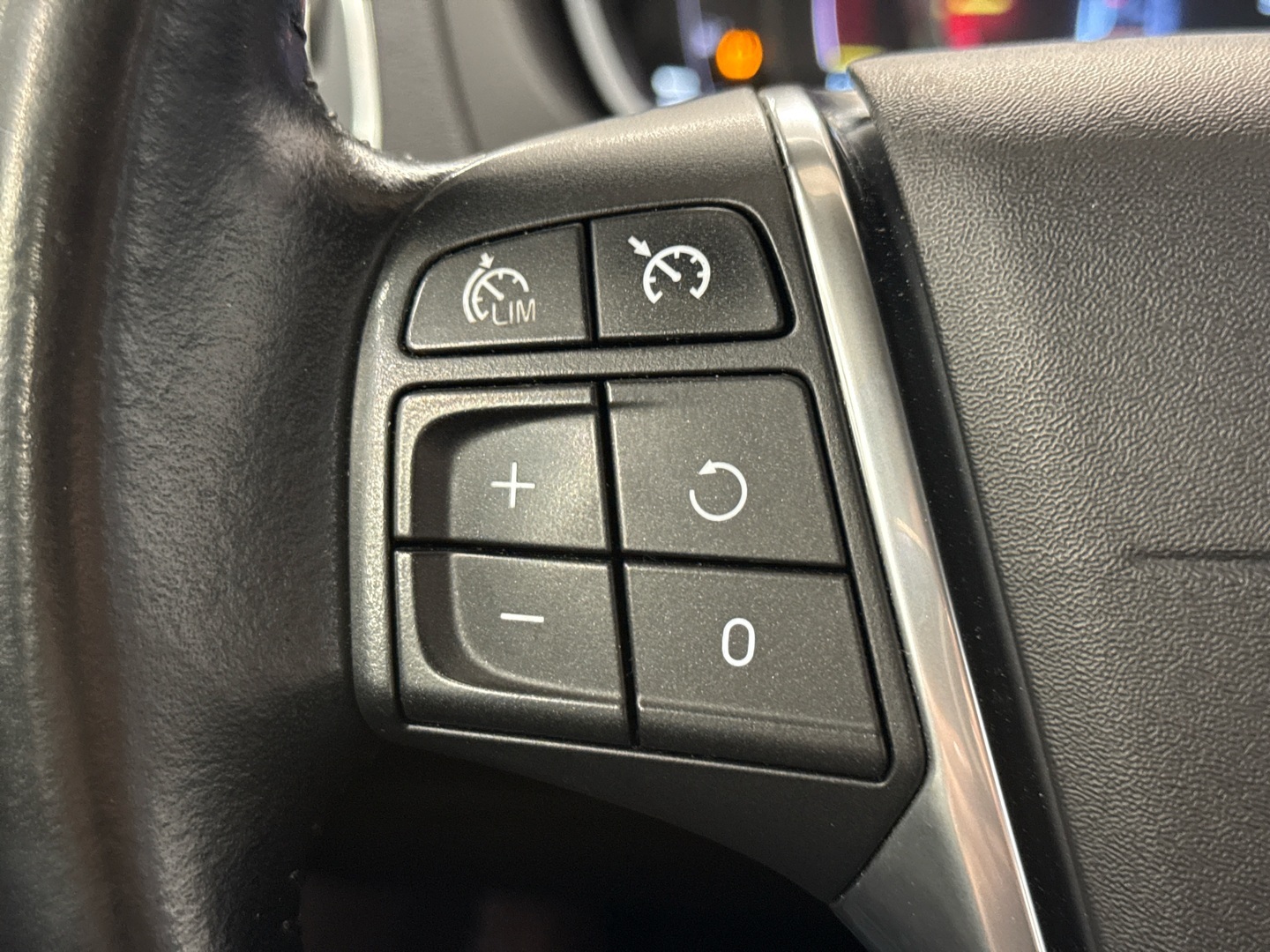 VOLVO V40 2016