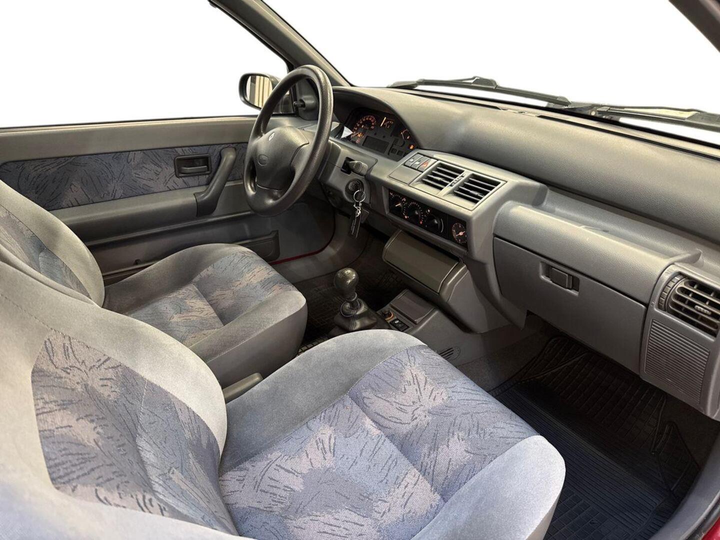 RENAULT Clio 1998