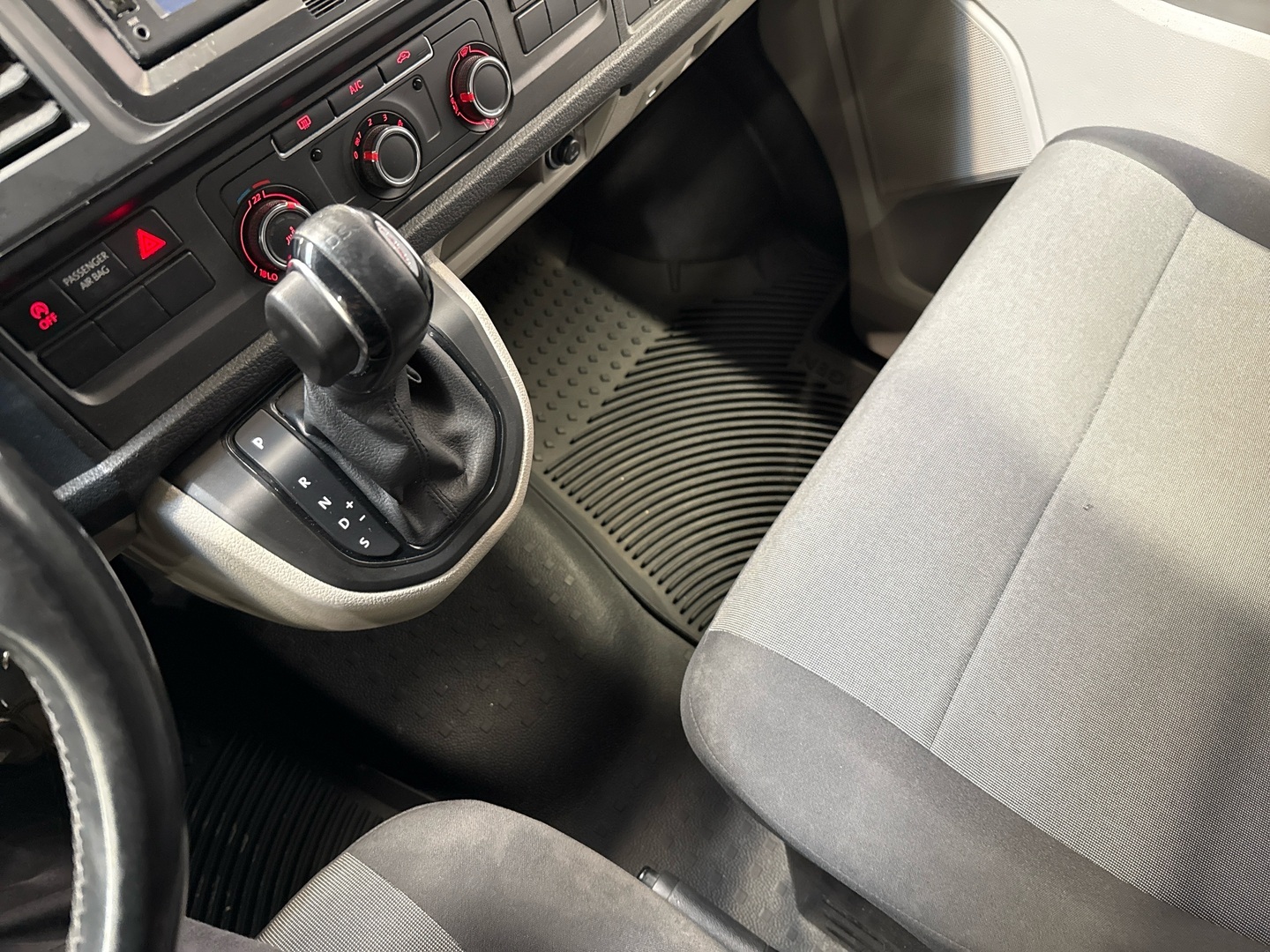 VOLKSWAGEN Transporter 2017