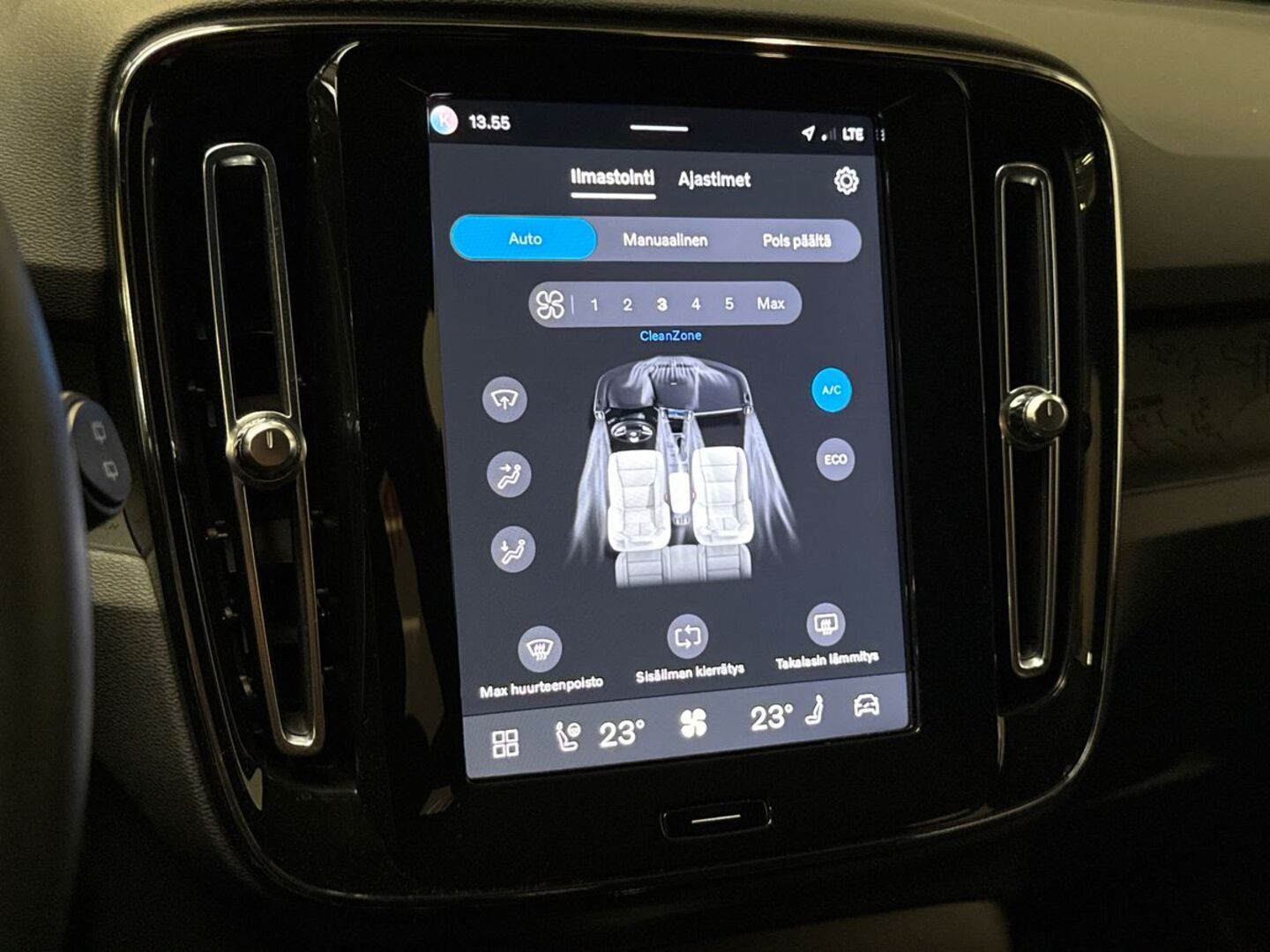 VOLVO XC40 2023