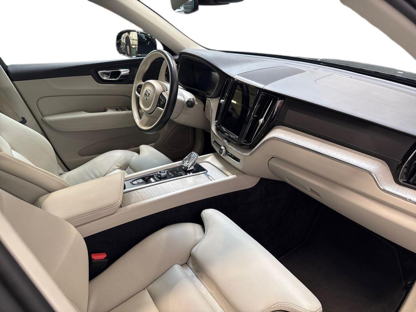 VOLVO XC60 2021