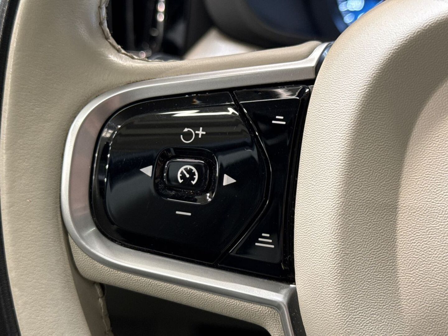 VOLVO XC60 2021
