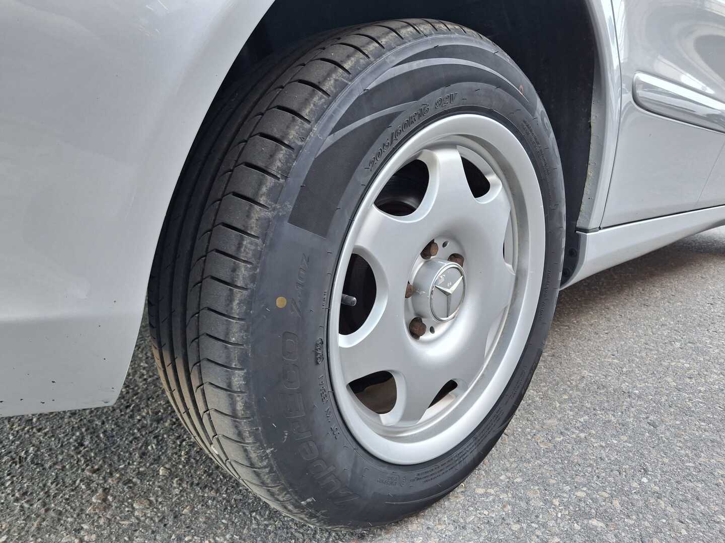MERCEDES-BENZ E 2004