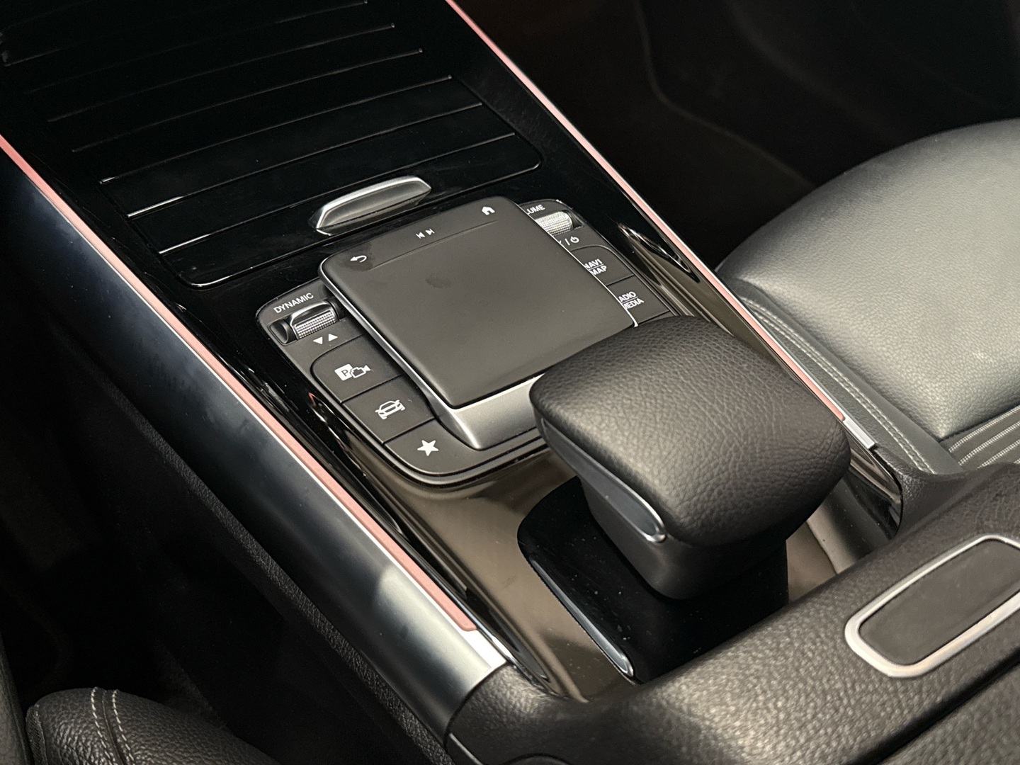 MERCEDES-BENZ EQA 2022