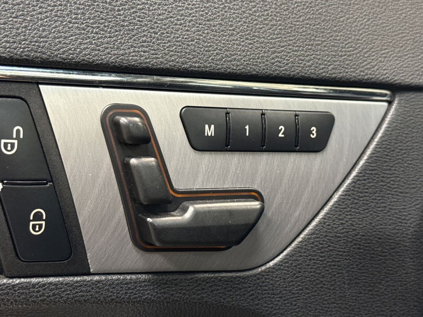 MERCEDES-BENZ E 32