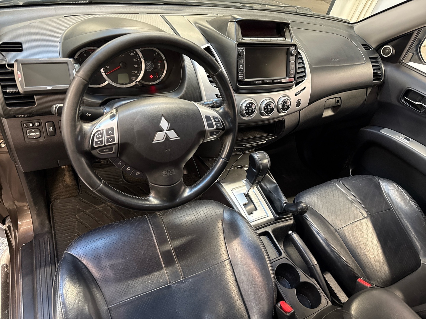 MITSUBISHI L200 2015