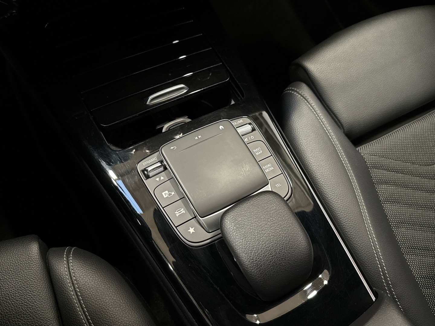 MERCEDES-BENZ A 2022