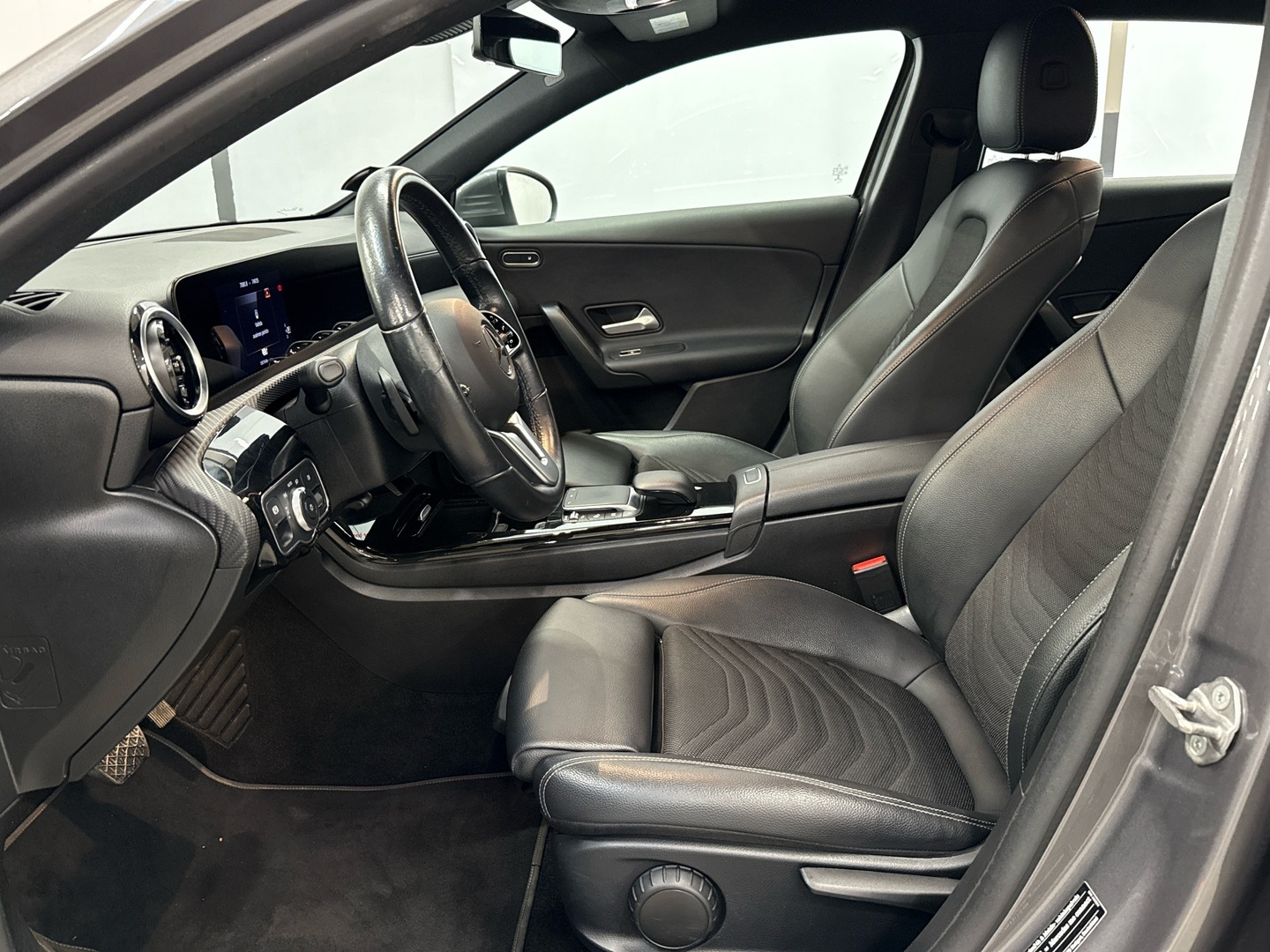 MERCEDES-BENZ A 2022