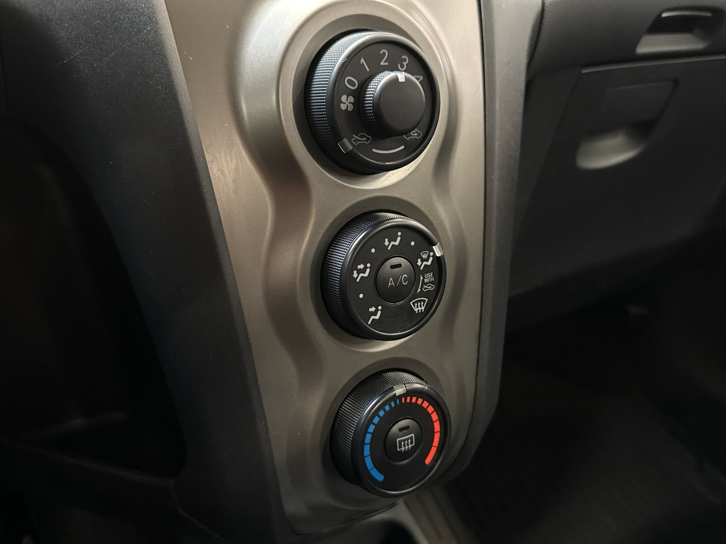 TOYOTA Yaris 2011