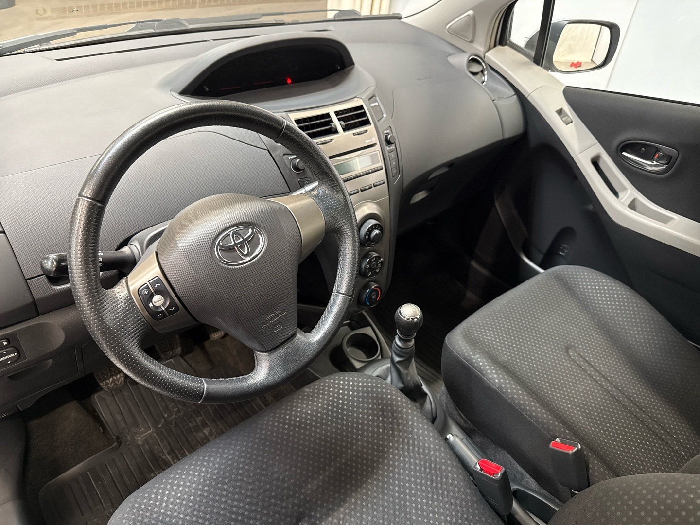 TOYOTA Yaris 2011