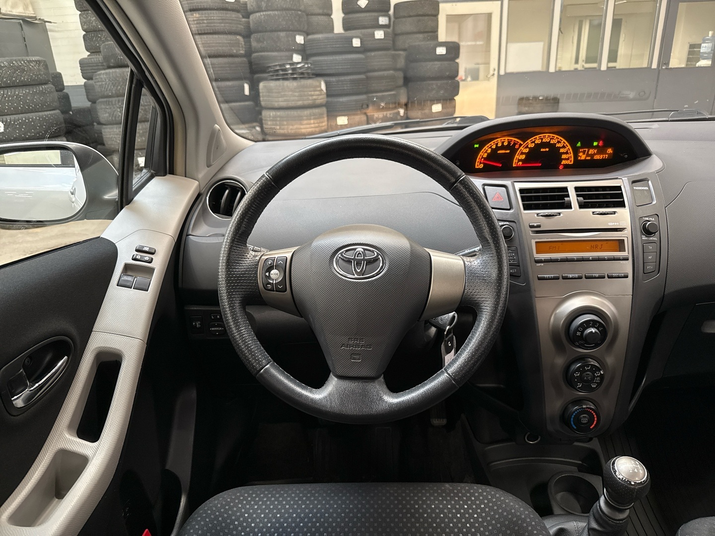 TOYOTA Yaris 2011