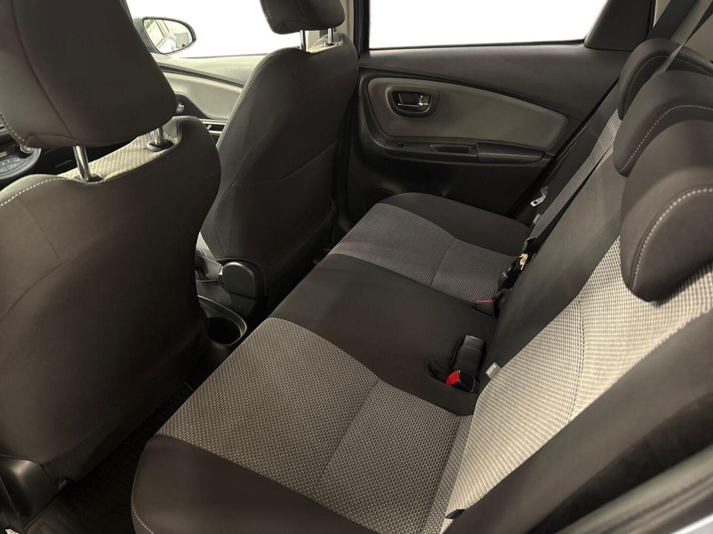 TOYOTA Yaris 2016