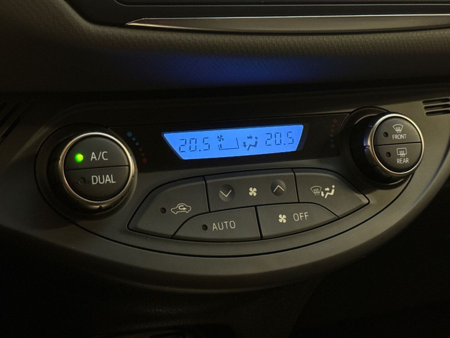 TOYOTA Yaris 2016