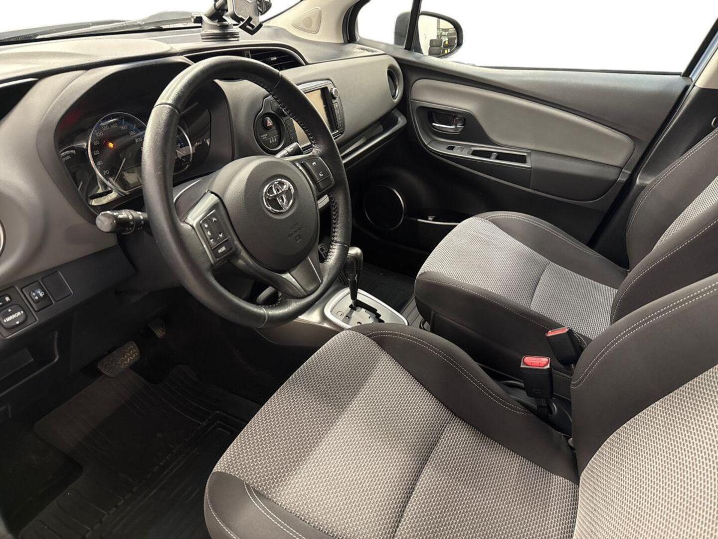 TOYOTA Yaris 2016