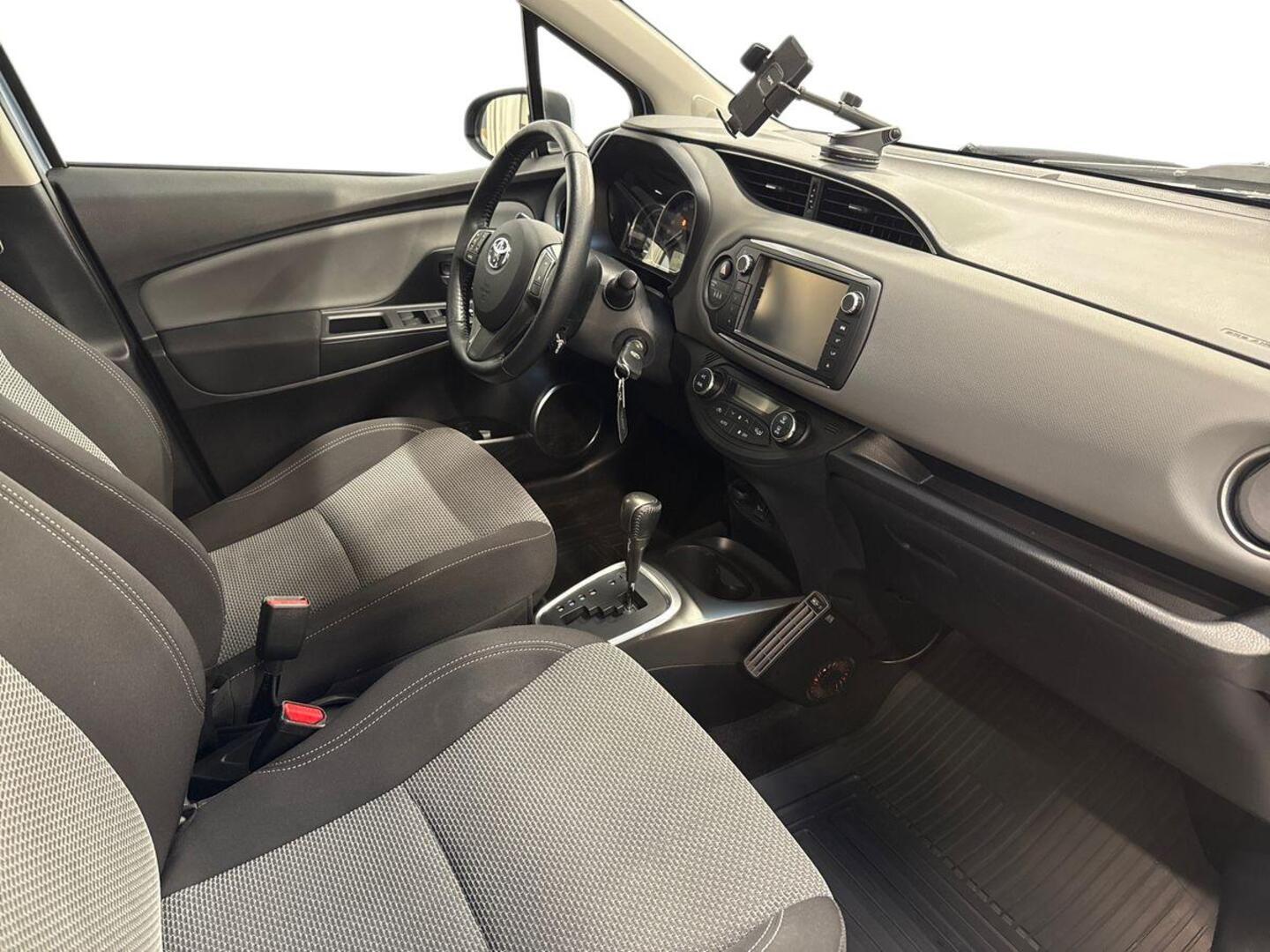 TOYOTA Yaris 2016
