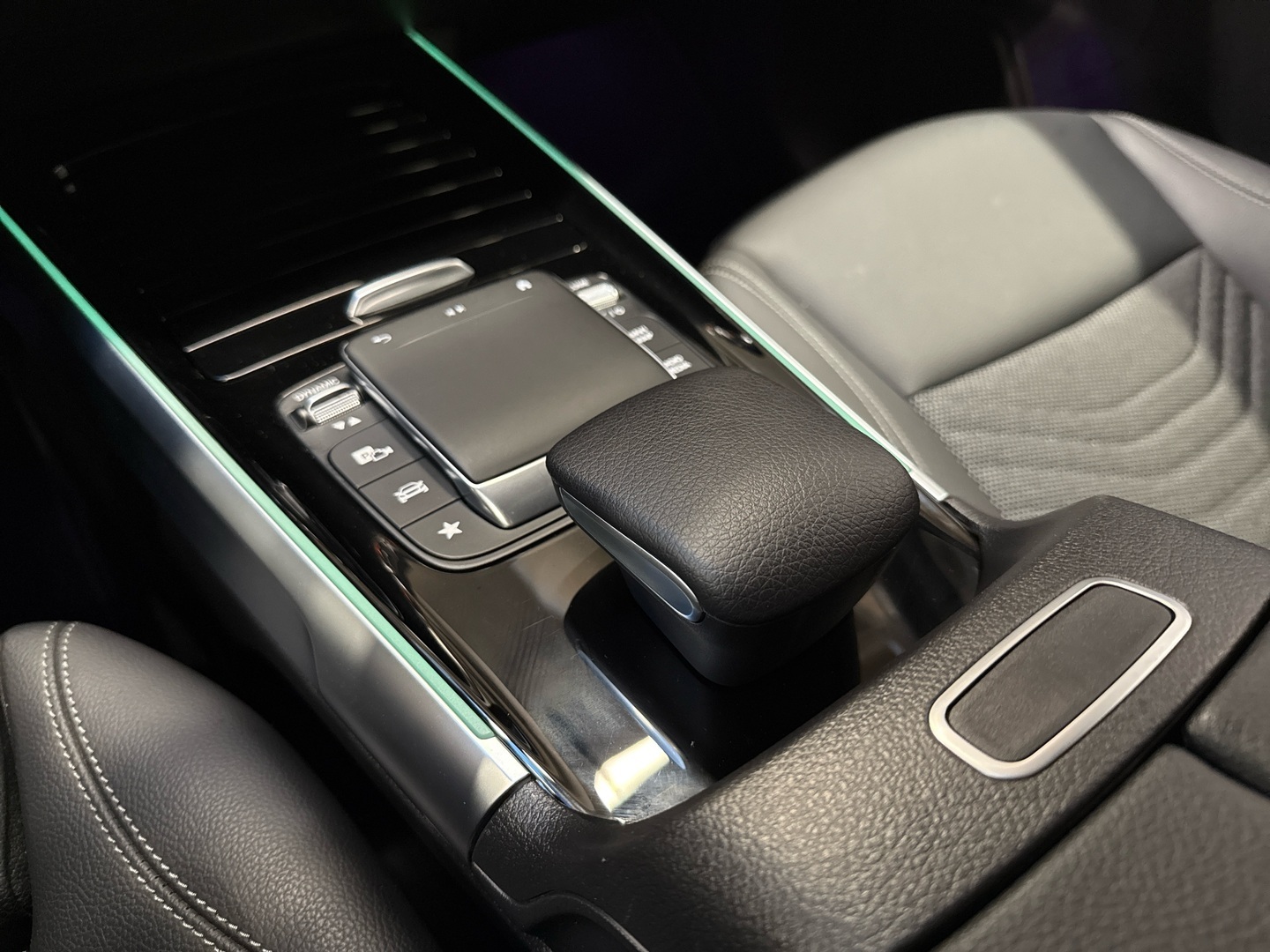 MERCEDES-BENZ EQB 2023