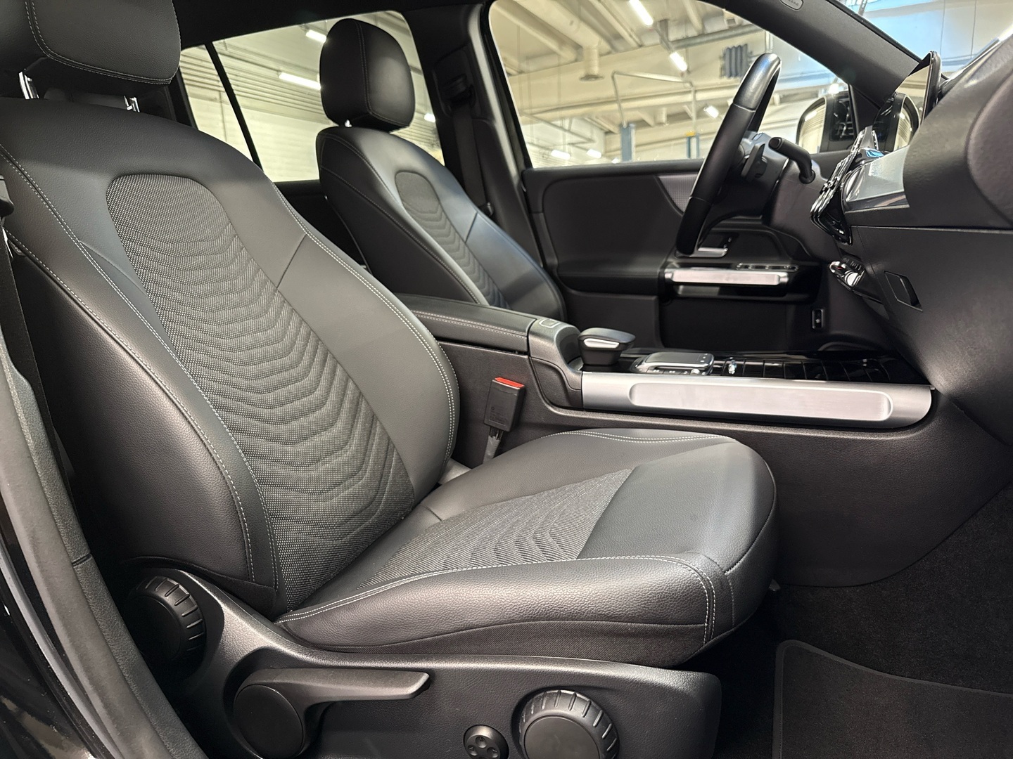 MERCEDES-BENZ EQB 2023