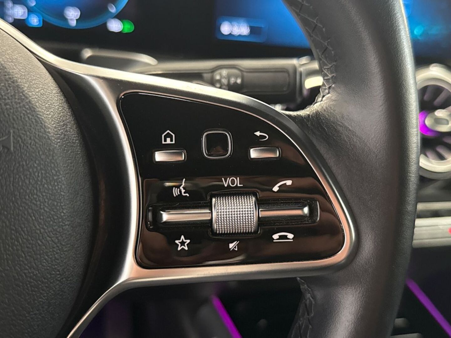 MERCEDES-BENZ EQB 2023
