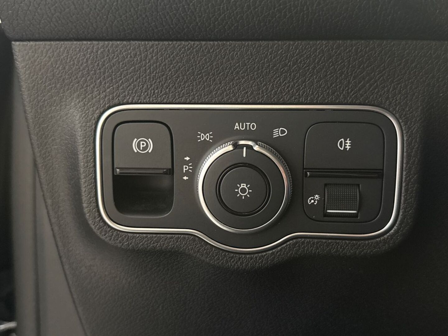 MERCEDES-BENZ EQB 2023