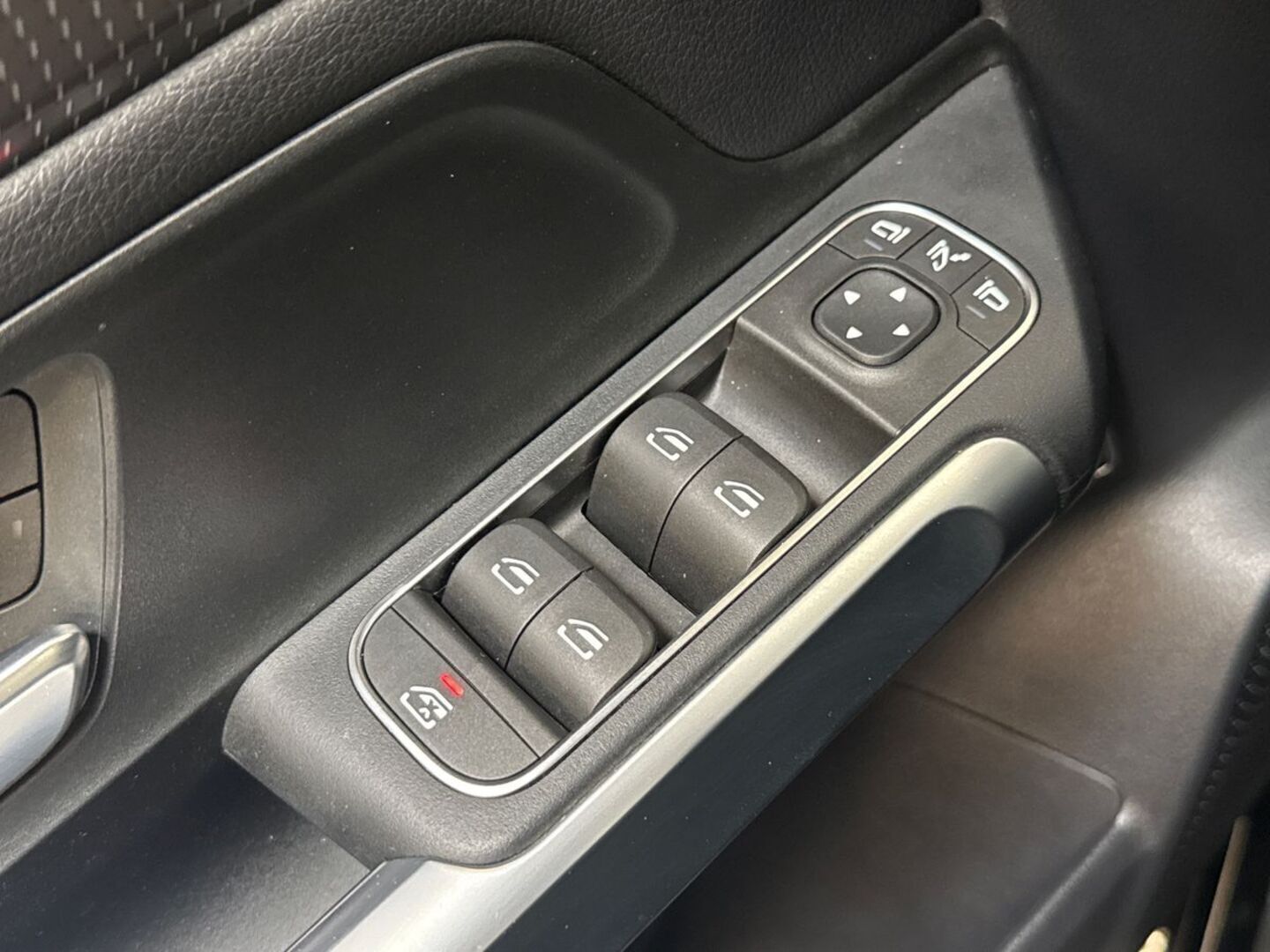 MERCEDES-BENZ EQB 2023