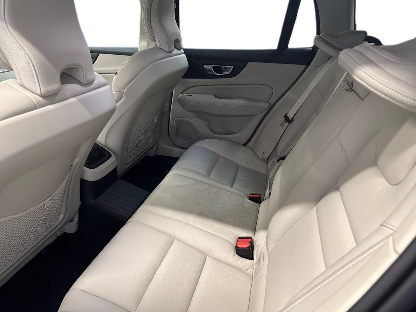 VOLVO V60 2023
